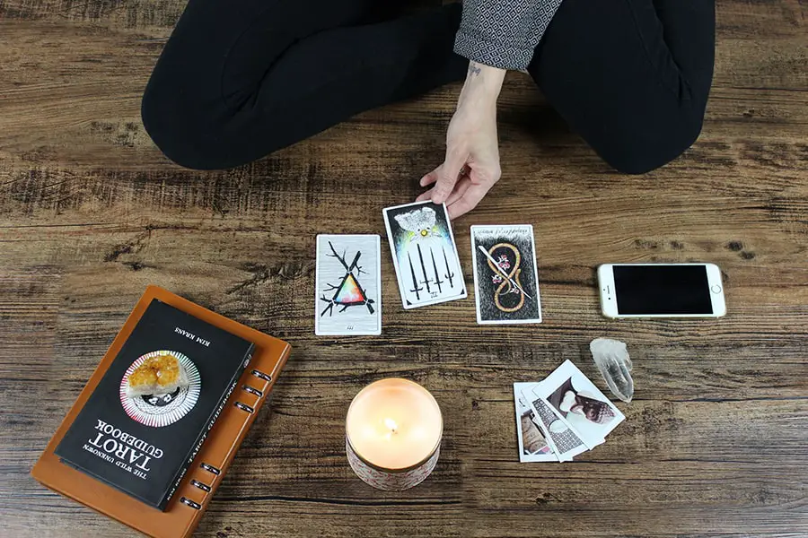 woman-playing-with-tarot-deck